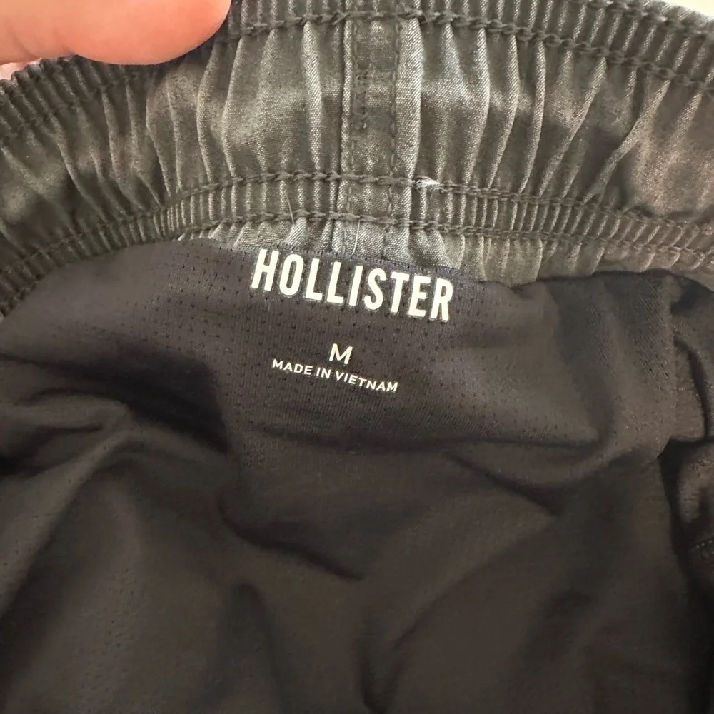 Hollister Mid-Thigh Volley Swim Trunks Mens Size Medium Faded Black Beach Swim